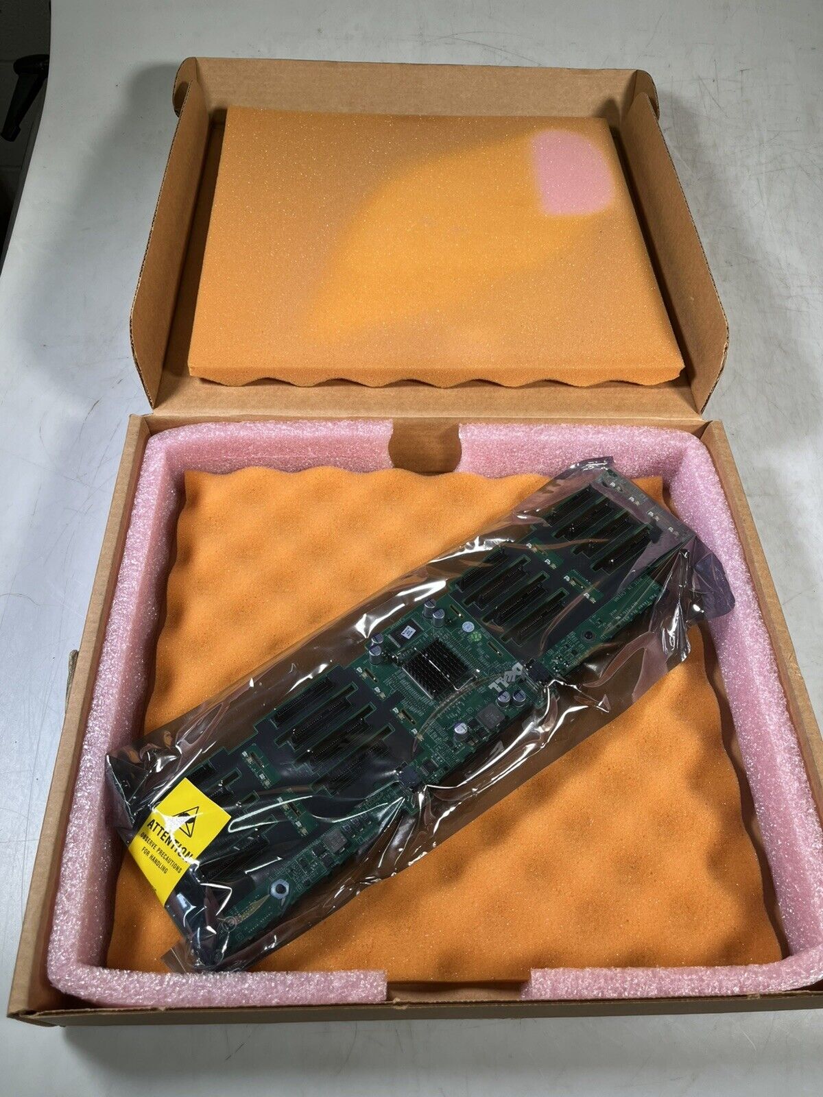 Dell J565K PowerEdge R910 16x 2.5″ HDD Backplane Board