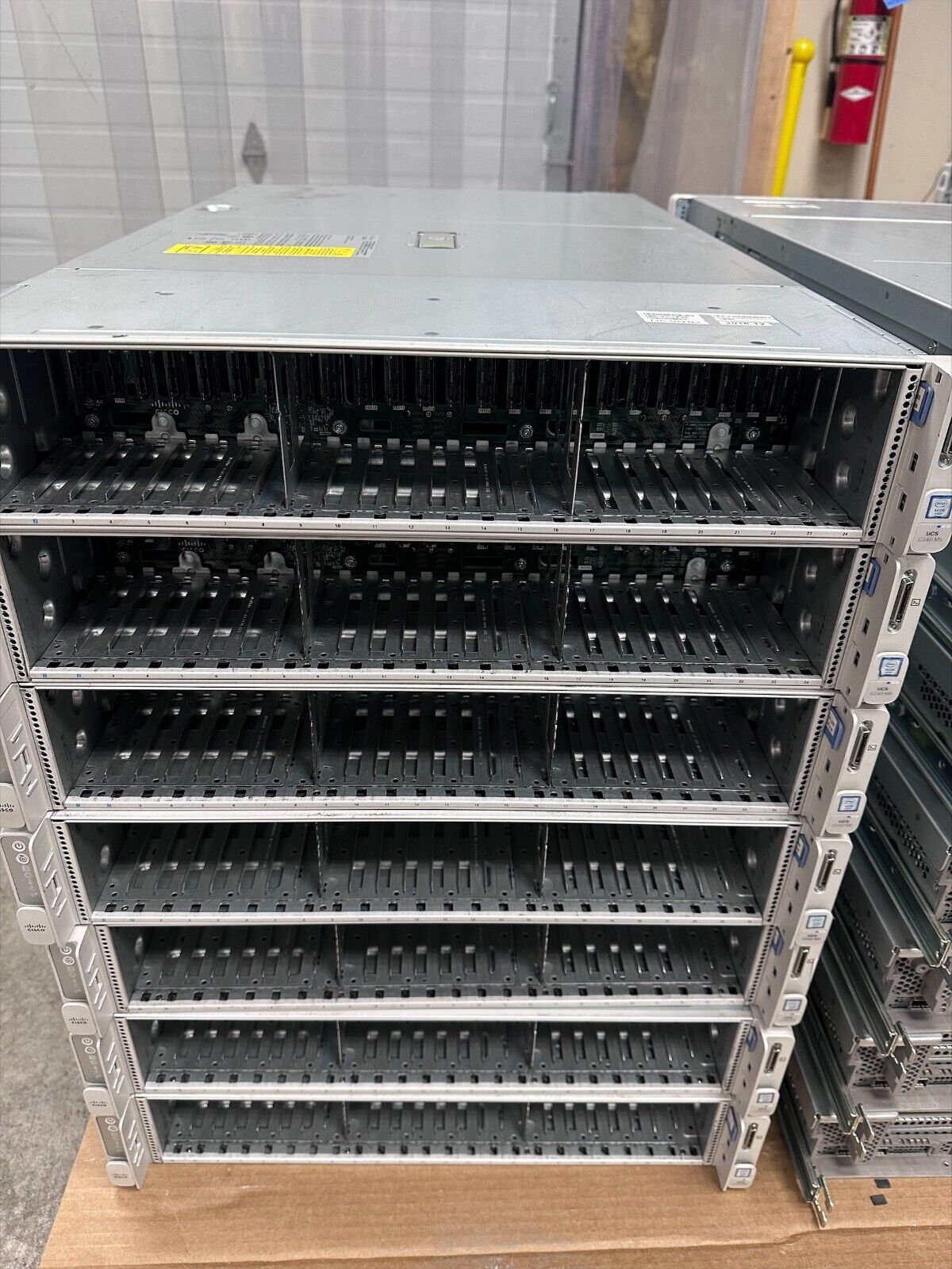 Cisco C240 M5 24-Bay SFF Barebone 2xHeatsink 1xRiser 2x1600W PSU + RAIL KIT