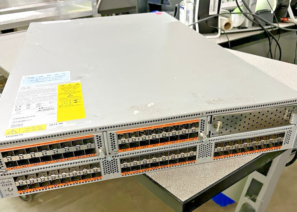 CISCO Nexus C5596UP 3 x 16 10GbE SFP+ Switch + 2x N55-M16UP, Small dent – USED