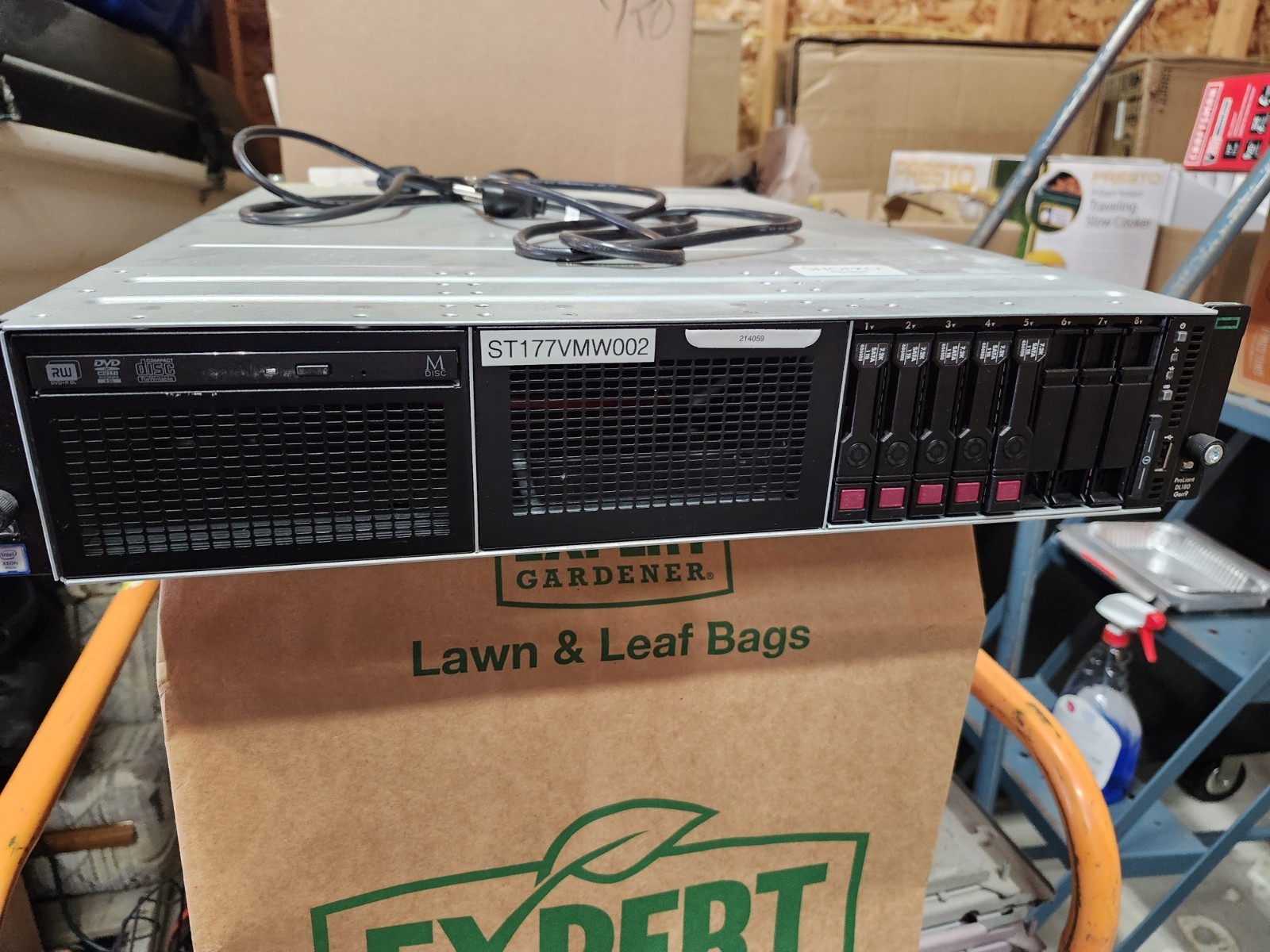 HP SERVER ProLiant DL180 G9 2.5″ 8-Bay SFF 2x 800W PSU 1x Heatsink WH1