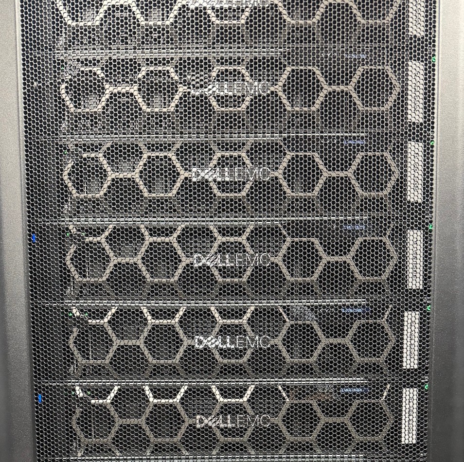 Dell PowerEdge R740 – INTEL XEON PLATINUM 8180 2.50GHz – 768GB RAM – 3x800GB SSD