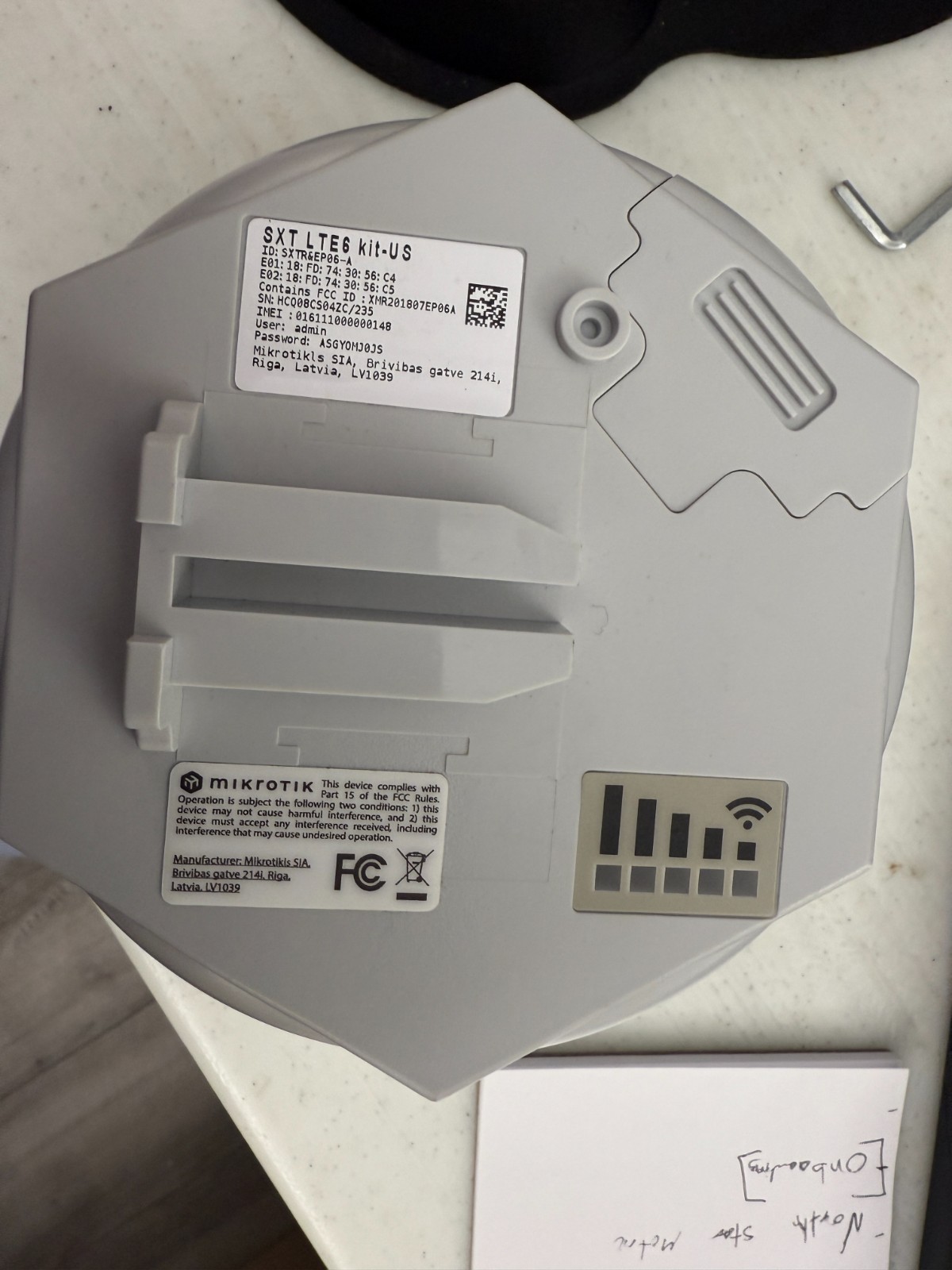 Mikrotik SXT LTE6 Kit-US advanced LTE chip design and high-gain antenna
