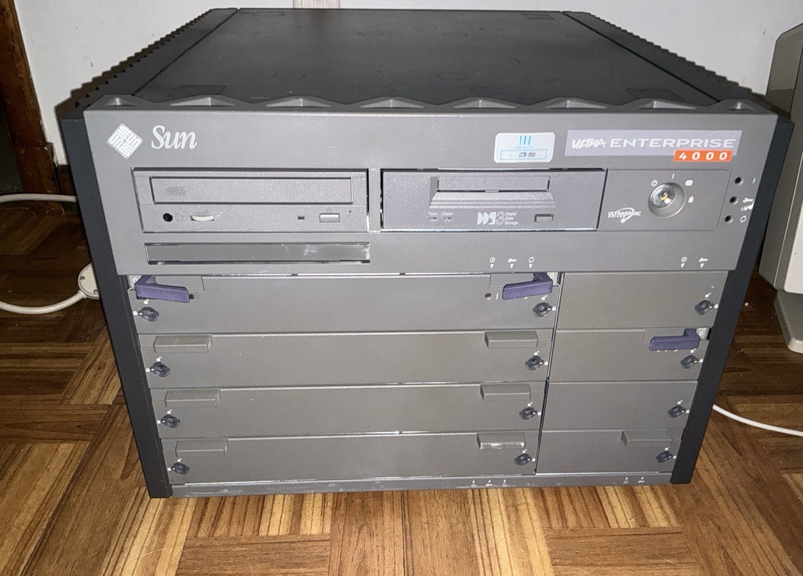 Sun Microsystems Ultra ENTERPRISE 4000 Server  Mainframe Computer