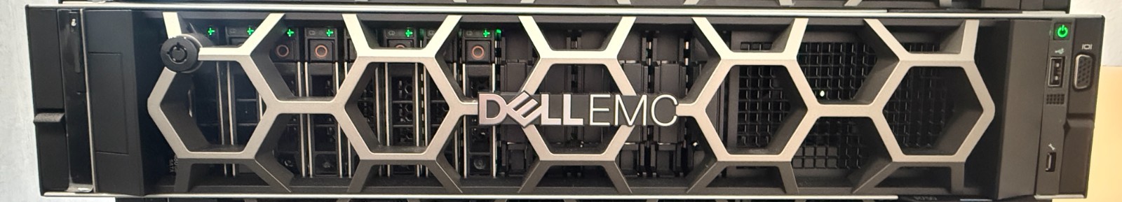 Dell PowerEdge R750 2x Xeon Gold 6330 128GB 8.6TB SSD H755