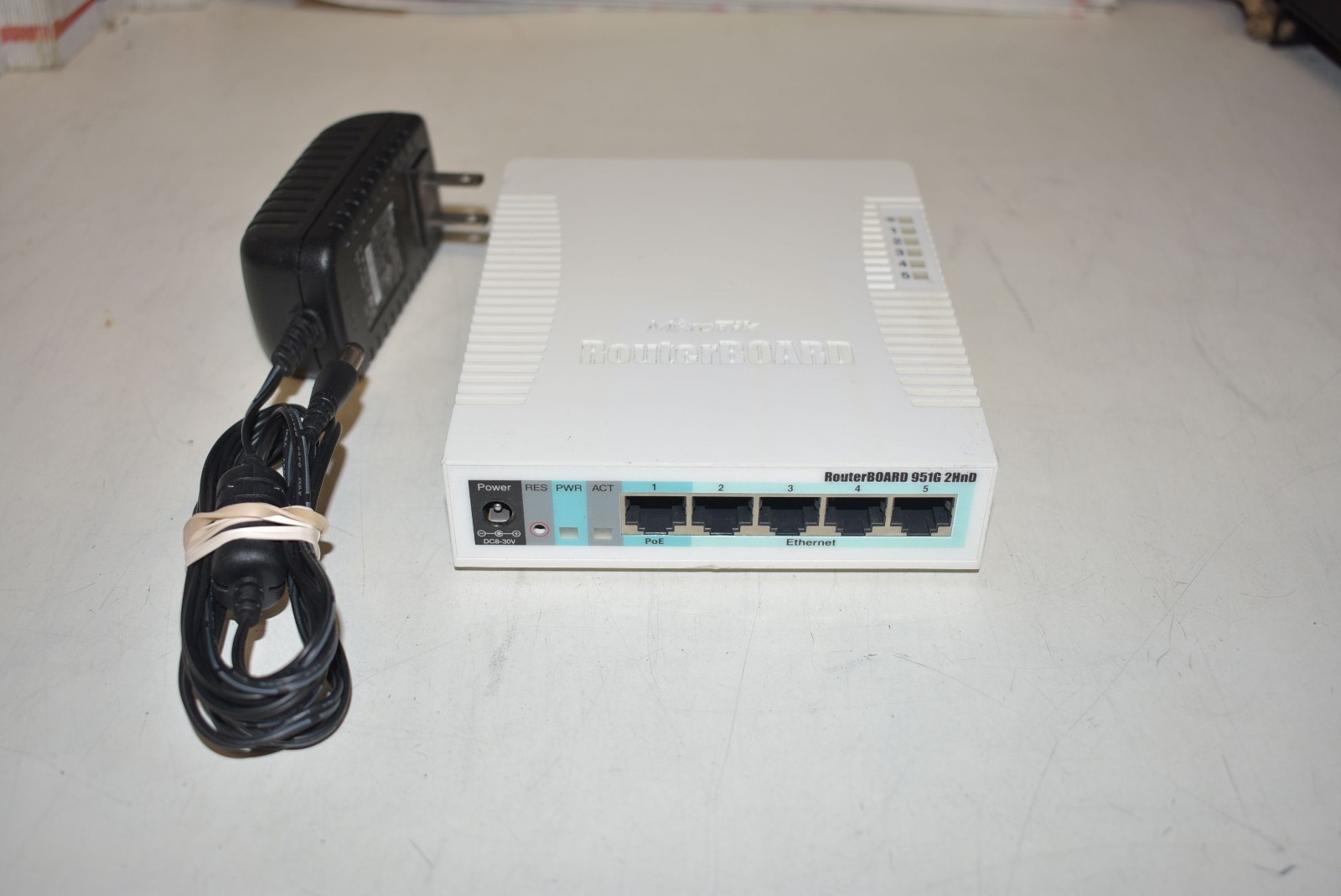 MICROTIK ROUTERBOARD RB951G-2HnD 5 PORT GIGABIT SWITCH 2.4GHZ AP POE L4